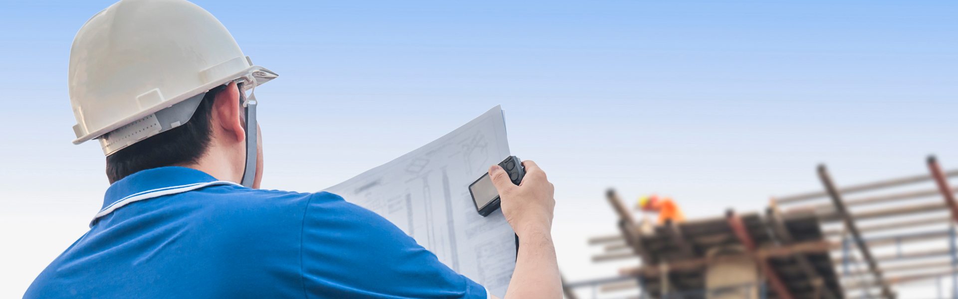 <h1>Zatrudniamy wykwalifikowanych pracowników budowlanych</h1>specjalistów z różnych dziedzin: zbrojarzy, murarzy, cieśli i dekarzy.